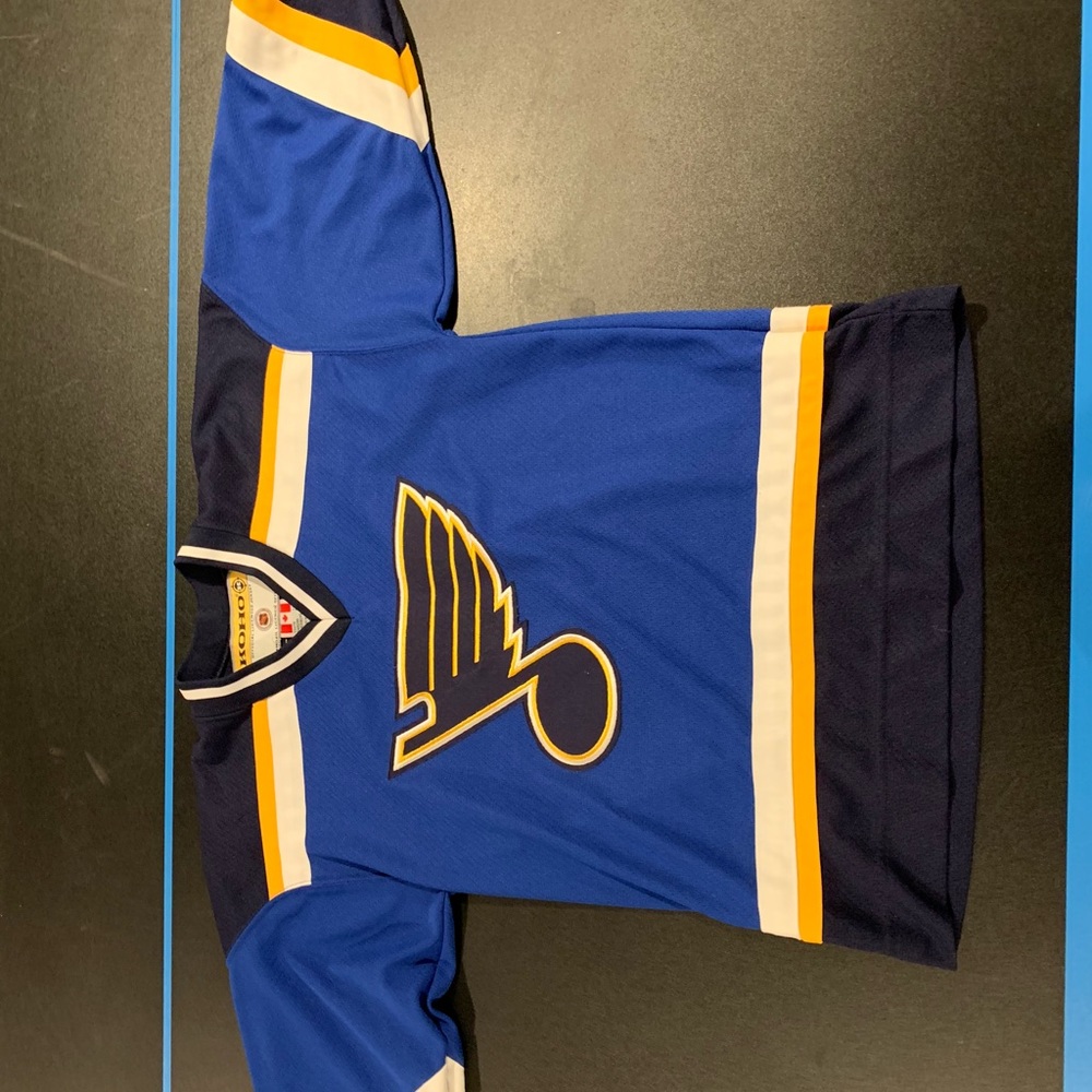 Nice thick hockey jersey! Youth L/XL